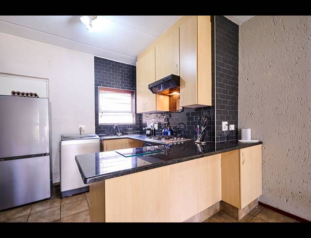 2 BEDROOM APARTMENT TO LET IN SUNNINGHILL